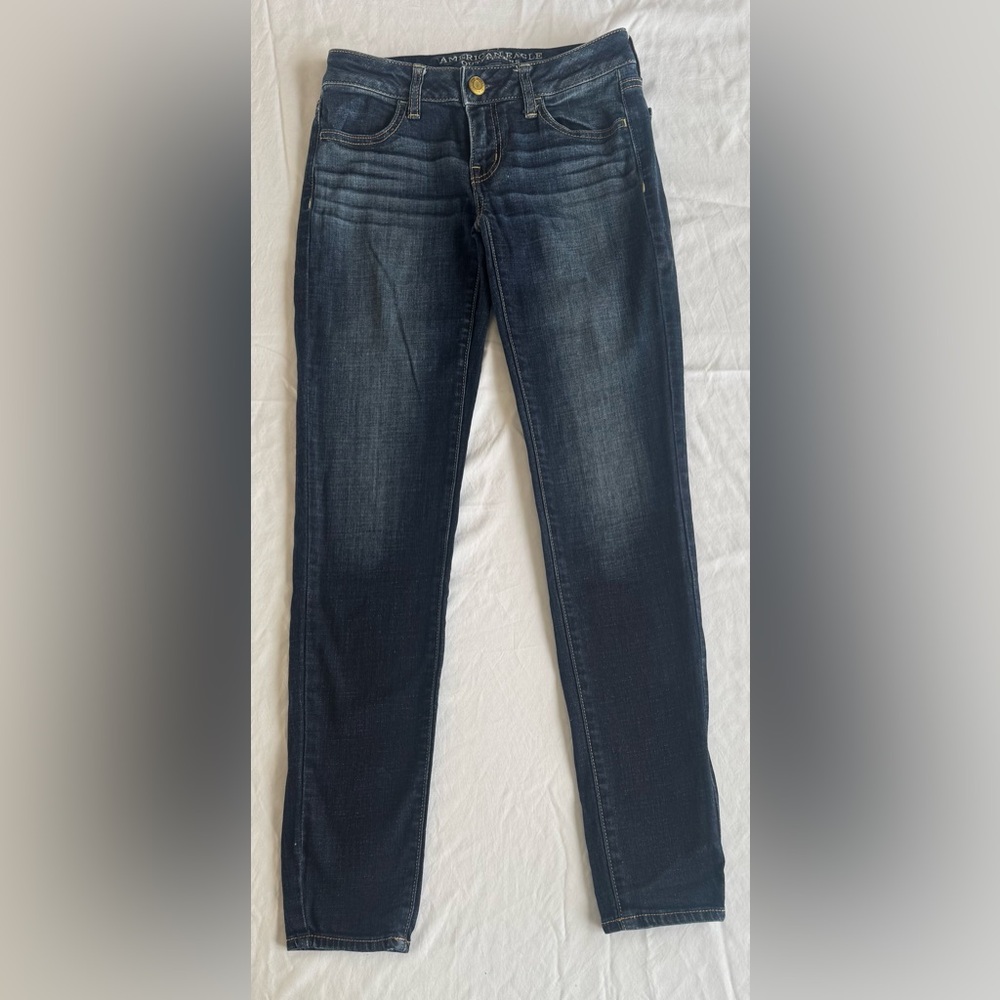 Women’s dark washed American eagle jeggings